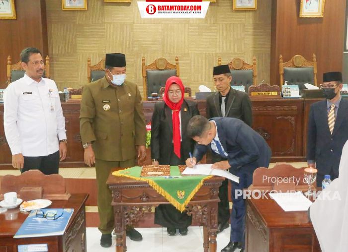Wakil Ketua II DPRD Anambas, Firdian Syah saat menandatangani draft Ranperda APBD 2023 Anambas